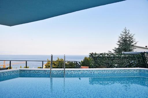 Apartments in Villa Ziza, rooftop swimming pool - Housity