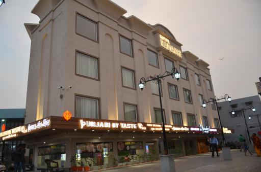 Hotel Radiance - Housity