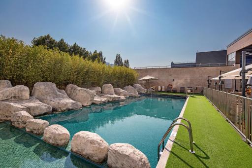 Hotel Puerta de Bilbao - Housity