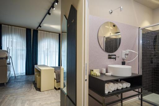 Theatrum Rooms and Suite - Housity