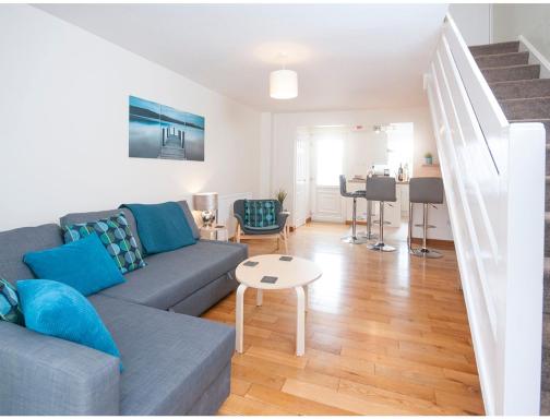 Modern house close to Stadiums & Centre w/parking - Housity