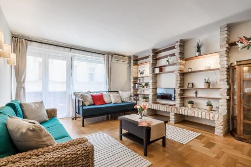 BpR Golden Corner Suite with balcony & A/C - Housity