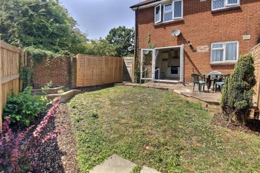 Home-from-Home - Self Catering Garden Apartment, Waterlooville - Housity