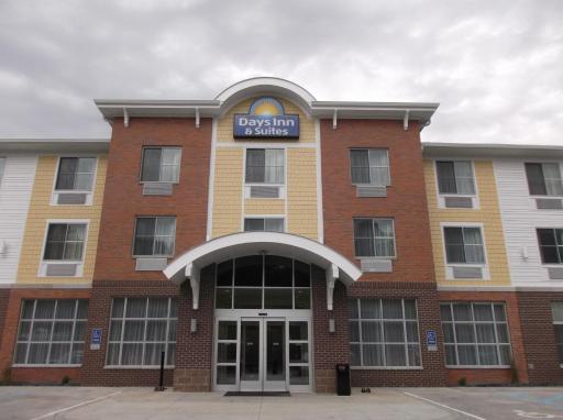 Days Inn & Suites by Wyndham Caldwell - Housity