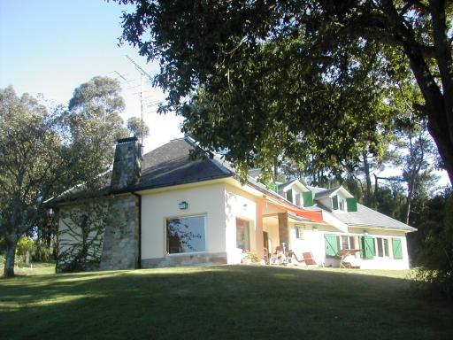 PRECIOSO CHALET EN EL CAMPO CON 9.000 METROS DE JARDIN - Housity