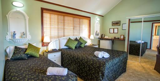 Ainslie Manor Bed and Breakfast - Housity