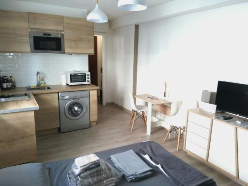 Charmant studio climatisé à 300m du port. Refait à neuf. - Hizvo