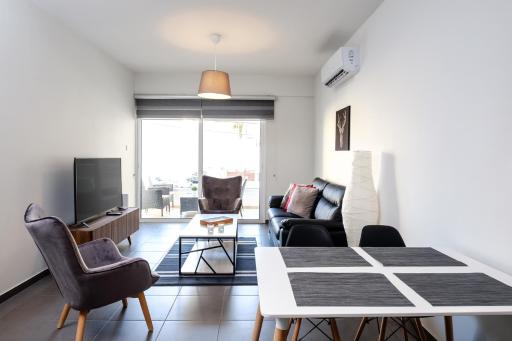 BOOK ME NOW Central Flat - Housity