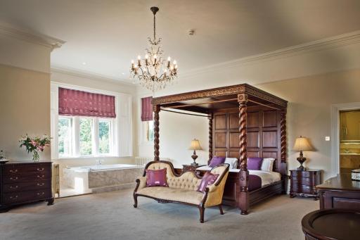 Manor by the Lake - Housity