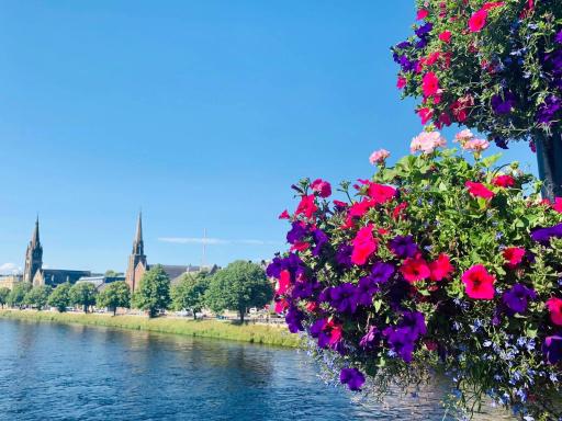 Scardroy Homes Inverness - Central 2 Bedroom with Parking WiFi Smart TVs Sleeps up to 6 - Housity