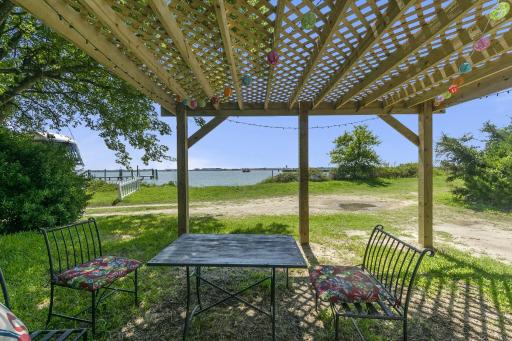 Charming Waterfront Cabin Cabin - Housity
