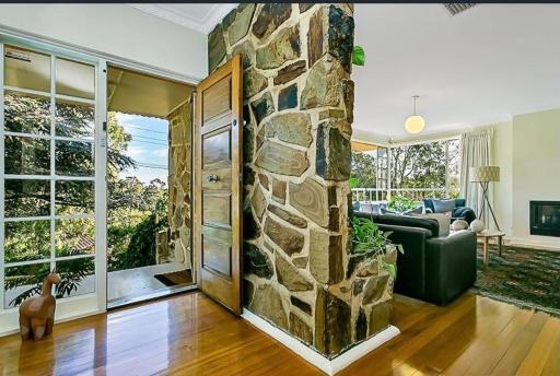 Stunning house with beautiful entertainment area!! - Housity