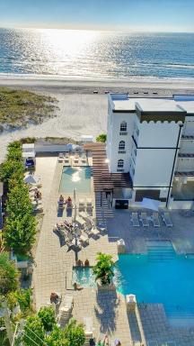 Barefoot Beach Club - Housity