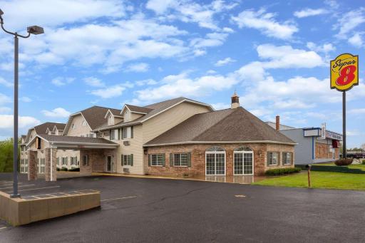 Super 8 by Wyndham Reedsburg - Housity