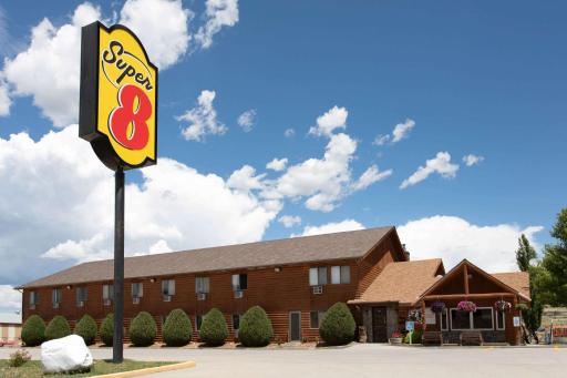 Super 8 by Wyndham Dubois - Housity
