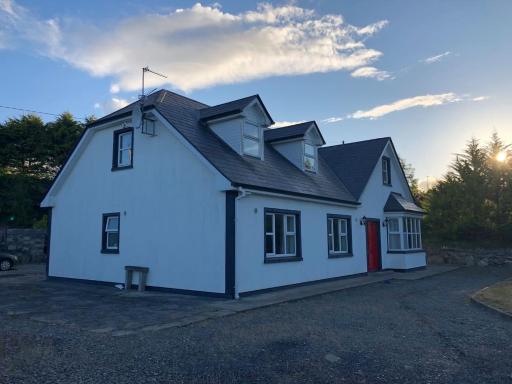 Modern Six Bedroom House Westport - Housity