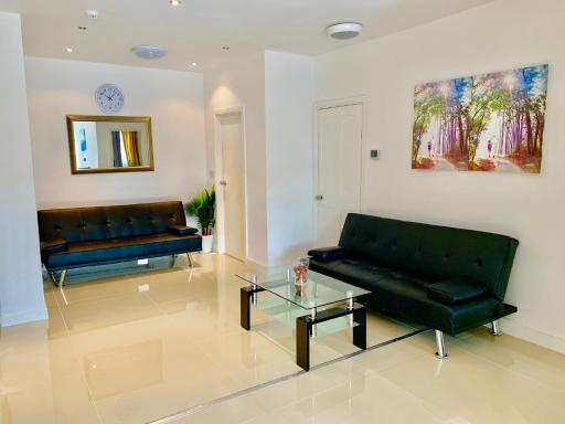 3 Bedrooms, 3 Baths, Spacious Lounge, Full Kitchen, Garden, Ground Floor, Free Parking - Housity