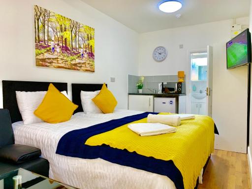 3 Bedrooms, 3 Baths, Spacious Lounge, Full Kitchen, Garden, Ground Floor, Free Parking - Housity