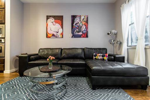 DownTown Three Bedroom Townhome Sleeps 8 - Housity
