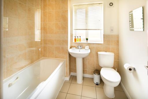 Modern and Spacious Home From Home 1 mile from M1 - with Netflix, Prime Video, PS5, free parking, superfast WiFi, BBQ - Sleeps 11 - By Brightleap Apartments - Housity