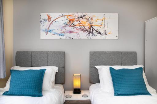 Modern and Spacious Home From Home 1 mile from M1 - with Netflix, Prime Video, PS5, free parking, superfast WiFi, BBQ - Sleeps 11 - By Brightleap Apartments - Housity