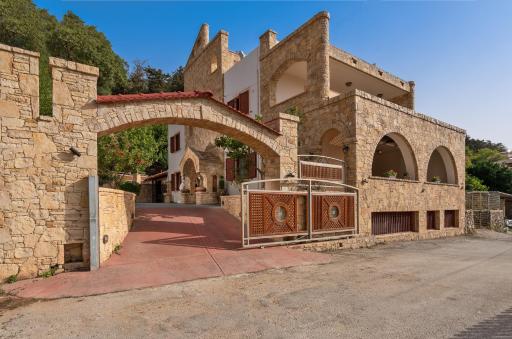 Grandpa's House with Jacuzzi - Housity