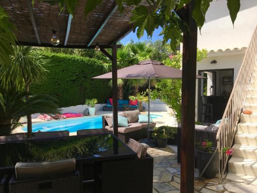 Bed,Kitchen and Swimming Pool Villa Esterel - Housity