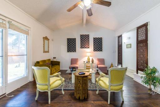 Oasis Near DFW Airport with Mediterranean Setting - Housity