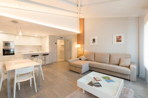 APARTAMENTOS TURISTICOS - PAPEL ARMADO - Calle Caldereros 33 - Housity