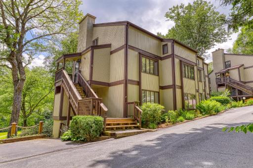 Toadstool Retreat - Housity