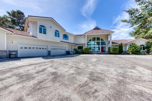 Riverfront Estate - Housity
