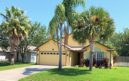 Beach House with a heated private pool - Housity