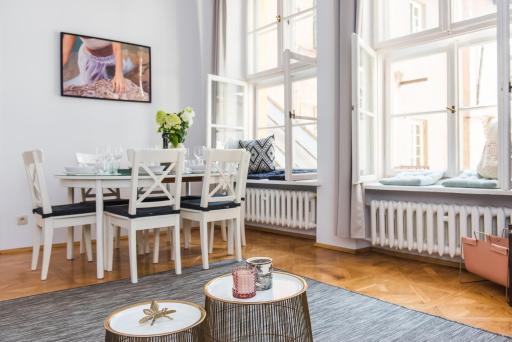 Square Apartment - LoftAffair - Housity