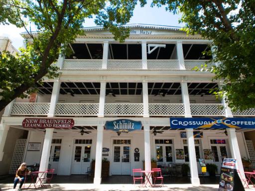Schmitz Bed & Breakfast - Housity