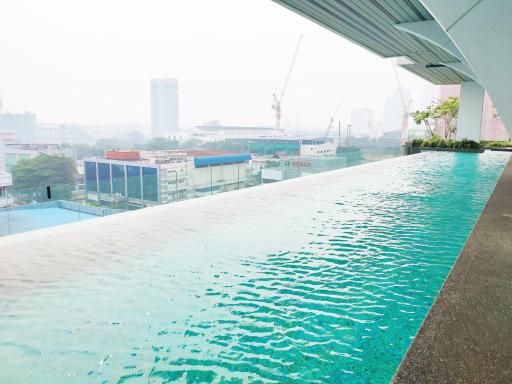 5-Star Apartment + Infinity Pool, 4 pax, 1 min to Jaya One - Housity