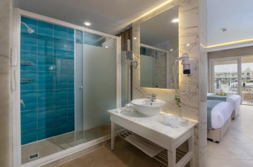 Titanic Royal-Families and Couples only - Housity