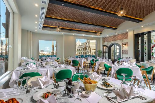 Titanic Royal-Families and Couples only - Housity