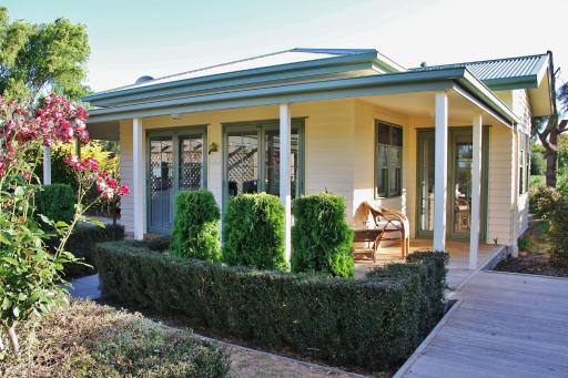 Clive Colonial Cottages - Housity