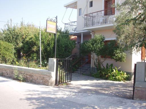 Eleni Studios & Apartments - Housity