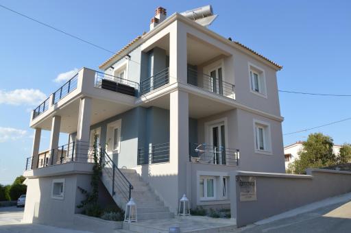 Ammos Luxury Suites - Housity