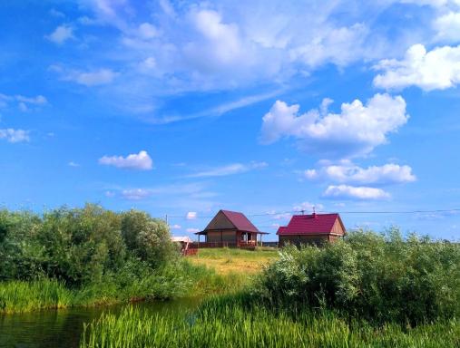 Domiki na beregu ozera - Housity
