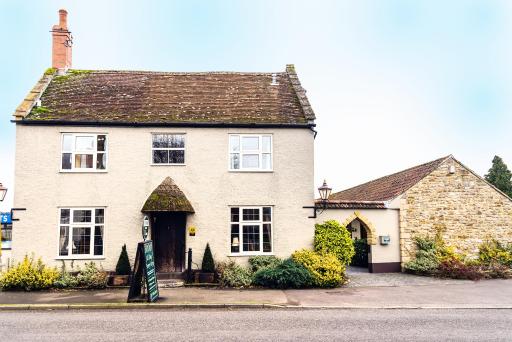The Half Moon Inn and Country lodge - Housity
