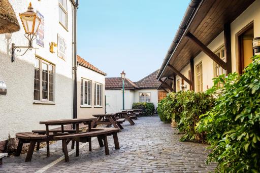 The Half Moon Inn and Country lodge - Housity