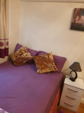 Hawkins Guest House - Private Shared Property - Housity