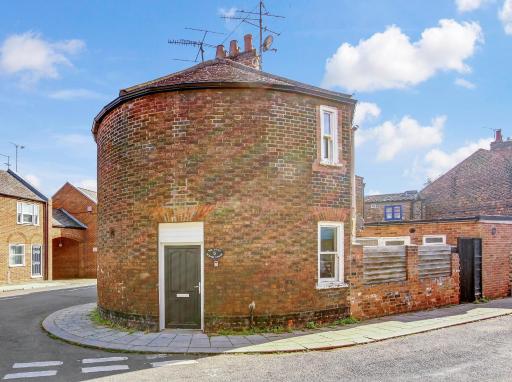 The Little Round House, entire house in town centre, sleeps 4 - Housity