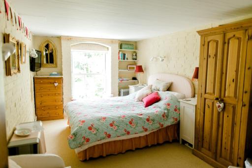 Cosy Cottage ground floor bedroom ensuite with private entrance - Housity