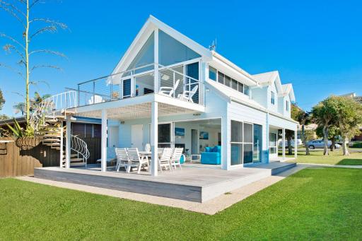 Middle Rock Beach House - Beach Front, Lake Cathie - Housity