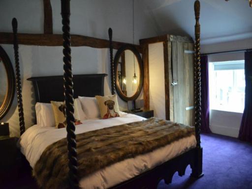 The Black Horse Fulmer - Housity