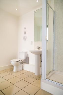 Serviced Apartment In Liverpool City Centre - Free Parking - Balcony - by Happy Days - Housity