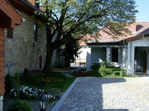 Trifecta Udvarház - Housity